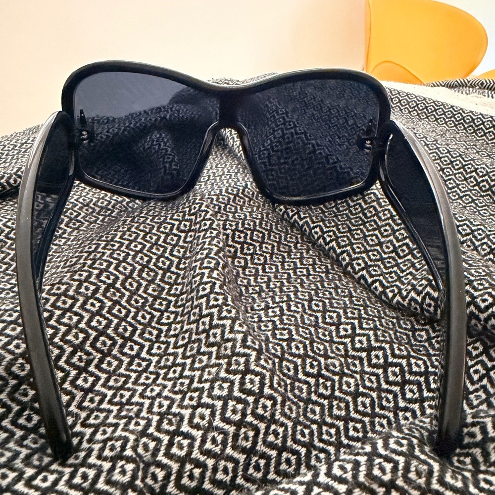 Black Sunglasses - Sleek Full-Coverage Design - Picture 3 of 5